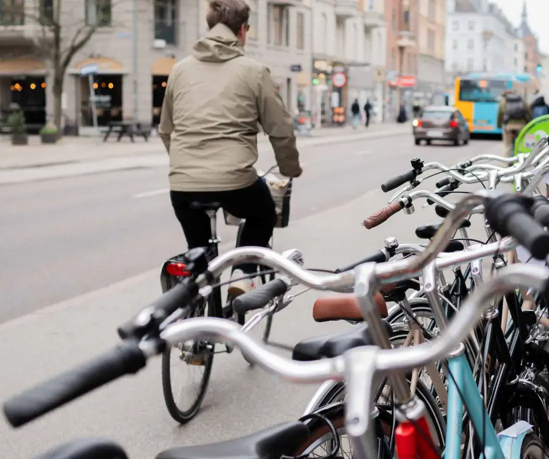 Cyklister på Nørrebrogade foran Classic Cykler